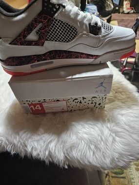 Jordan Men White & Red Retro Basketball Shoes